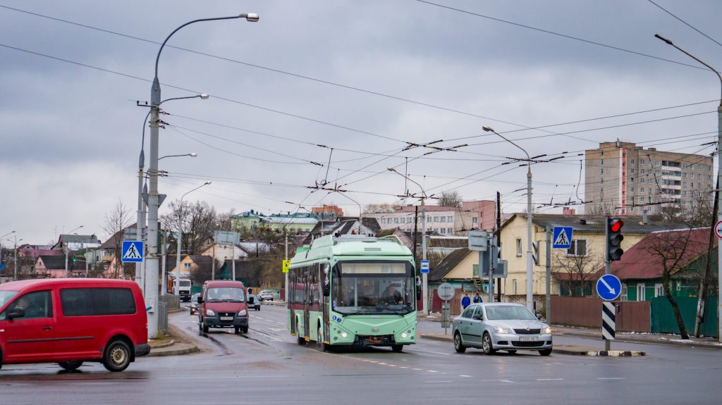 Nový trolejbus se dne 17. března 2021 seznamuje s minskými ulicemi. (foto: Artemiys_Gro)