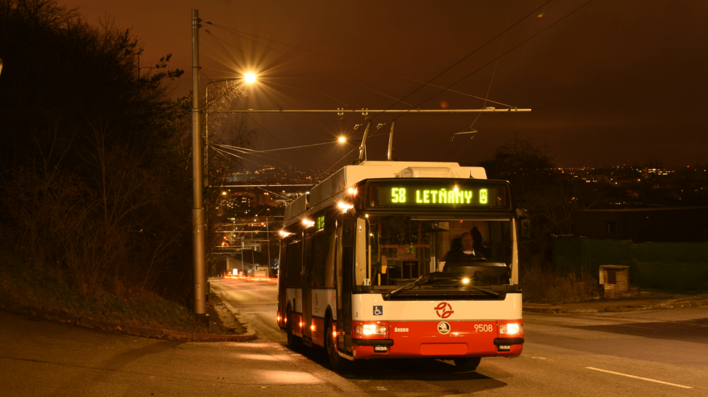 Jediný pražský trolejbus se již v příštím roce dočká 15 mladších kloubových kamarádů. (foto: Libor Hinčica)