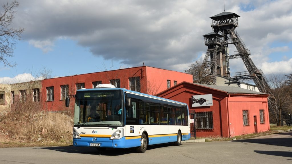 Autobus Irisbus Citelis 12M ev. č. 7022 pózuje pod těžními věžemi dolu Petr Bezruč. (foto: Libor Hinčica)
