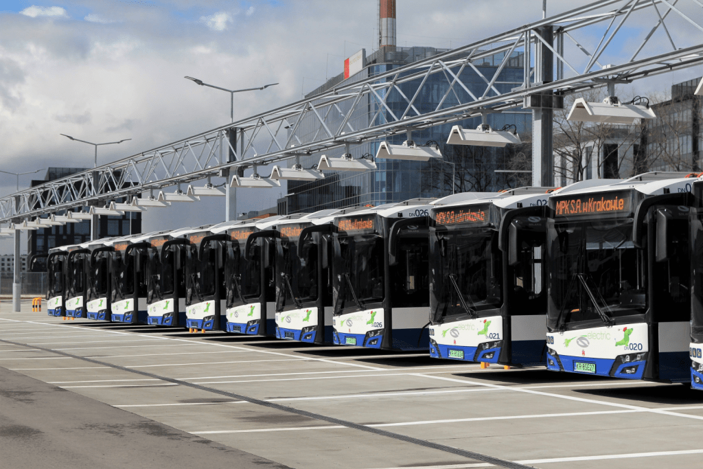 Část z 50kusové objednávky nových kloubových elektrobusů pro Krakov. (foto: Solaris Bus & Coach)