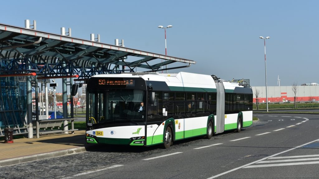 V Praze byl v dubnu 2019 testován na lince č. 58 i kloubový trolejbus Škoda 27 Tr zapůjčený z Plzně. Na snímku vjíždí trolejbus do nástupní zastávky Letňany. (foto: Libor Hinčica)