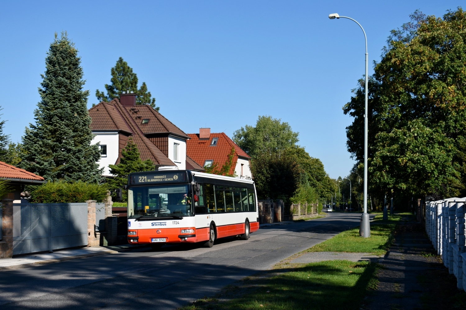V září 2020 Irisbus Citybus 12M 2071 ev. č. 1724 společnosti STENBUS po líném jaru a létě ožil a několikrát se ukázal například na lince 221, konkrétně na pořadí zajišťujícím primárně vložené spoje po Klánovicích jezdící ve špičkách pracovních dnů. (foto: Matěj Stach)