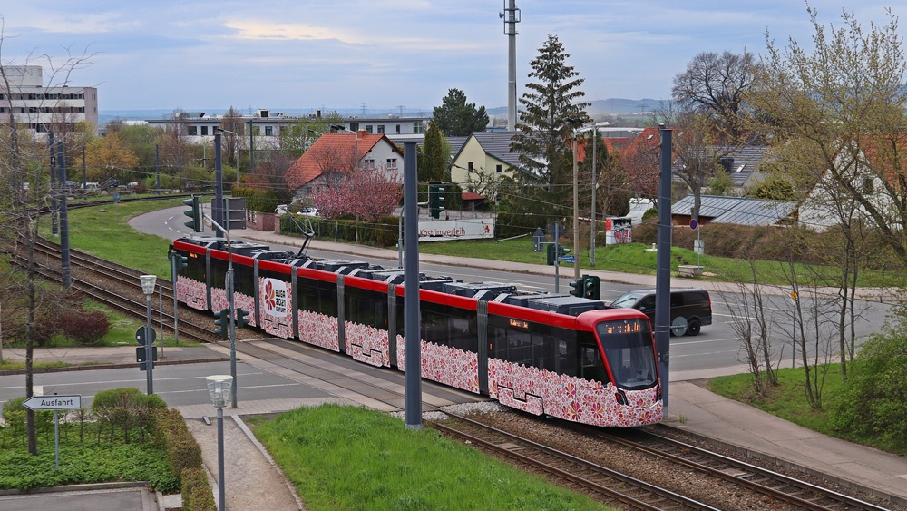První z tramvají Stadler Tramlink byla do Erfurtu dodaná 30. 3. 2021. Následně se objevovala v ulicích města v maskovacím polepu. (foto: EVAG)