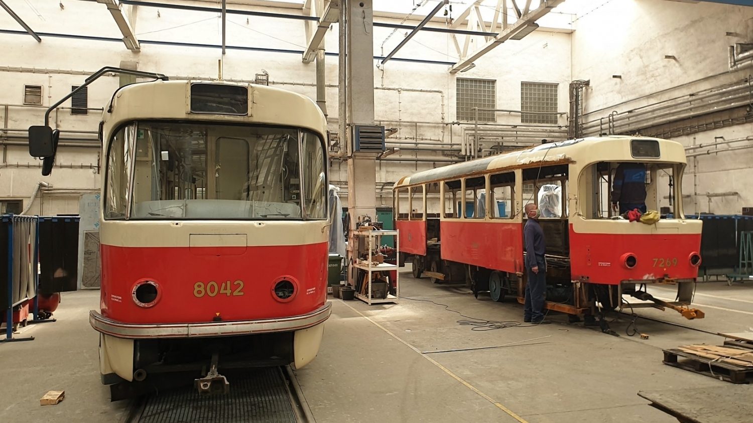 Tramvaje T3M ev. č. 8042 a T3SUCS ev. č. 7269 během opravy v ostravské Ekově Electric. (foto: Ekova Electric)