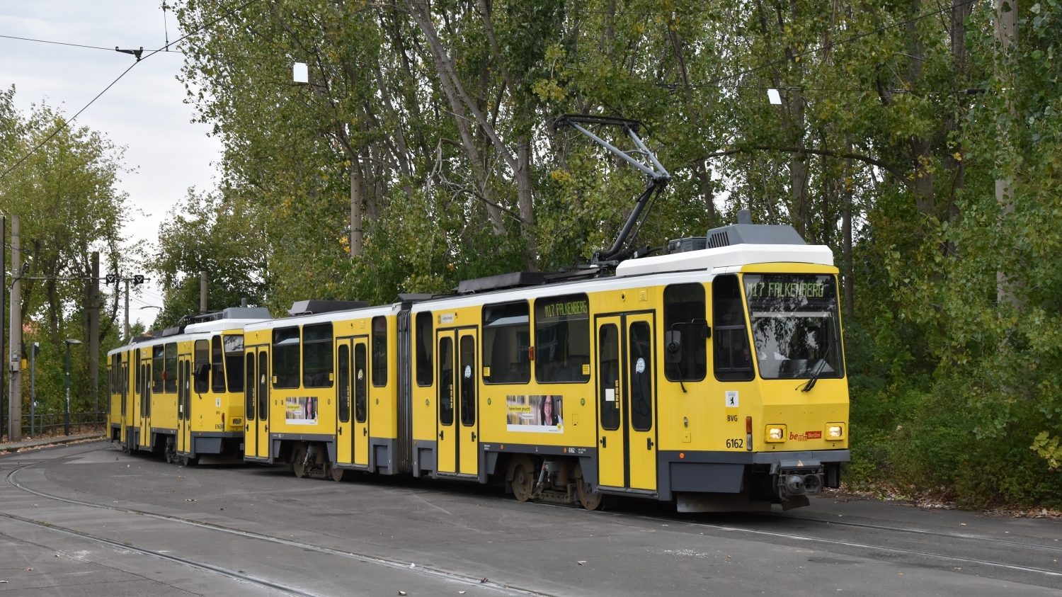 V roce 2018 byly tramvaje KT4Dmod nasazovány na linku M17 v souvislosti s výlukou na trati, která neumožňovala provoz tramvají Bombardier Flexity Berlin. (foto: Libor Hinčica)