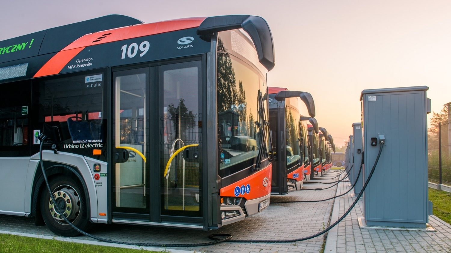 Flotila elektrobusů v polském Rzesówě u nabíjecích stojanů. Solaris dodal do města celkem 10 svých elektrobusů. (Solaris Bus & Coach)