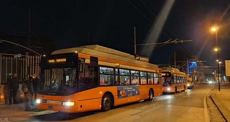 Zkoušky trati byly provedeny opakovaně, zde na snímku z konce listopadu 2020 vidíme hned dva trolejbusy. (foto: Augusto Cracco)