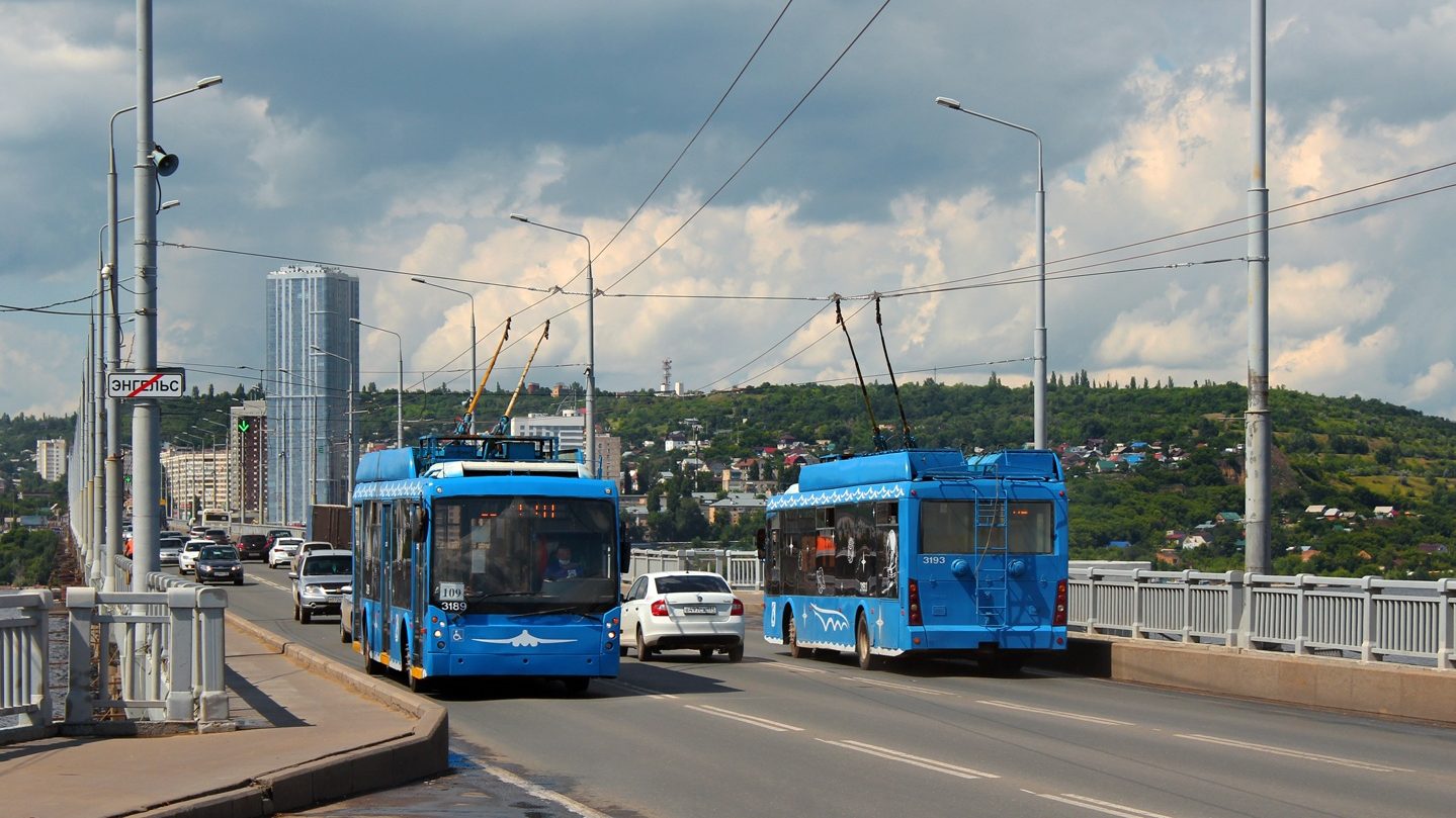 Na snímku vidíme dva ex-moskevské trolejbusy 5265.00 “Megapolis” vyrobené roku 2012 a nyní patřící Engelsu. (foto: Трамваи и троллейбусы Саратова)