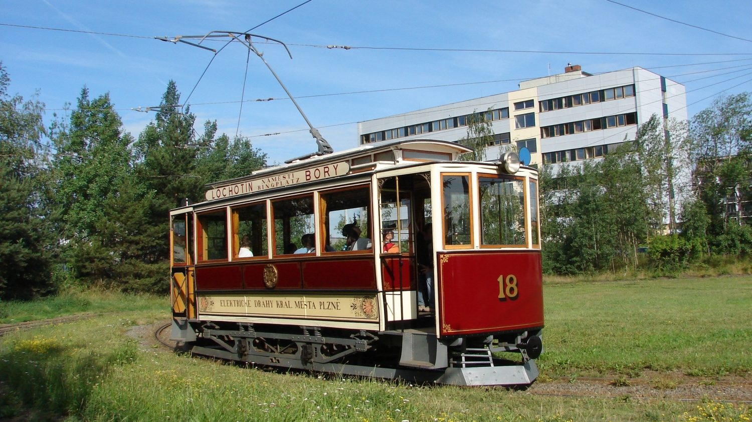 Motorový vůz ev. č. 18 je nejstarší provozní elektrickou tramvají u nás. (foto: Libor Hinčica)