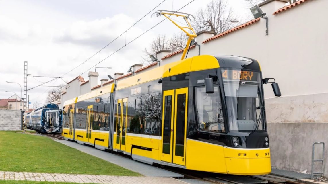Tramvaj Škoda 40T ForCity Smart na zkušební trati výrobce. (foto: Škoda Transportation) 