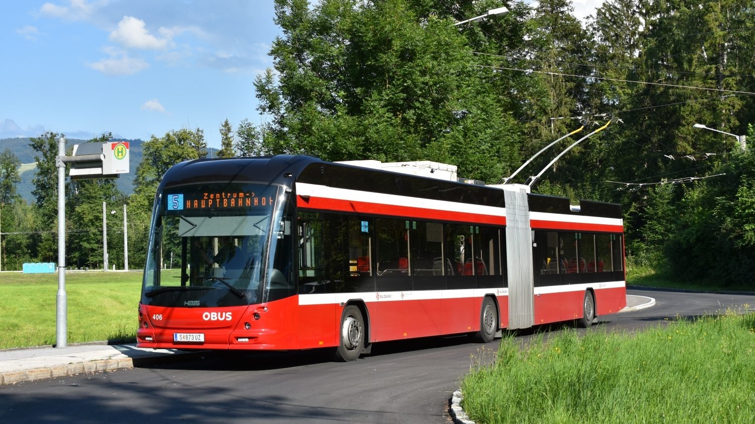 Trolejbus HESS na smyčce Birkensiedlung v červnu 2020. Nedaleko od smyčky začíná úsek, který vybrané spoje linky č. 5 projíždějí na baterie. (foto: Libor Hinčica)