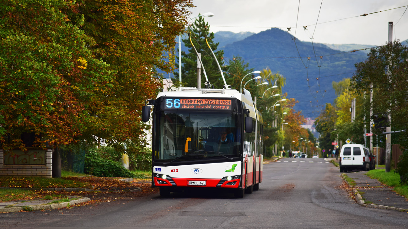 Trolejbus Škoda 27 Tr v Ústí nad Labem. Místní DP má celkem 9 parciálních trolejbusů tohoto typu, každý za zhruba 17 mil. Kč. Nyní se v Bratislavě stejný typ prodal za částku o více než 3 miliony nižší. (foto: Petr Bystroň)