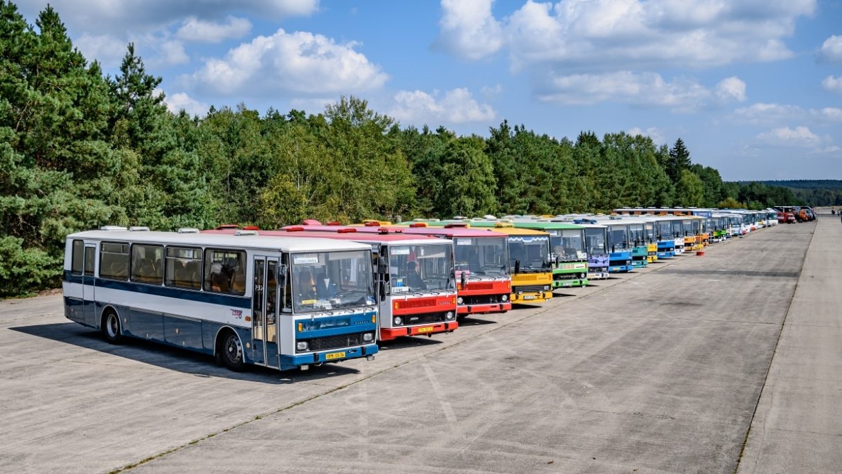 Letiště Hradčany přivítalo sraz autobusů Karosa řady 700