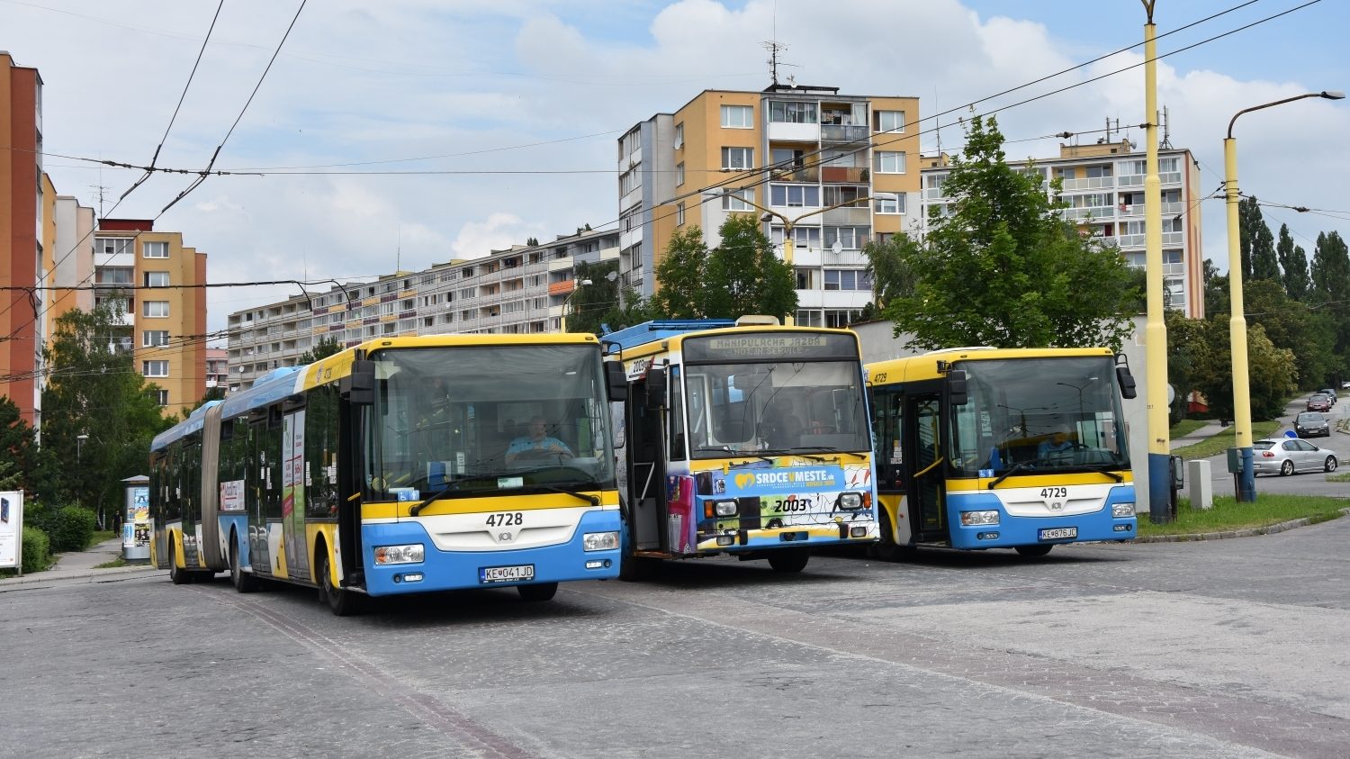 Autobusy SOR NB 18 CITY ev. č. 4728 a 4729 z roku 2013 (zařazeny v r. 2014) ve společnosti trolejbusu Škoda 14 TrM ev. č. 2003 na konečné Lingov v roce 2019. (foto: Libor Hinčica)