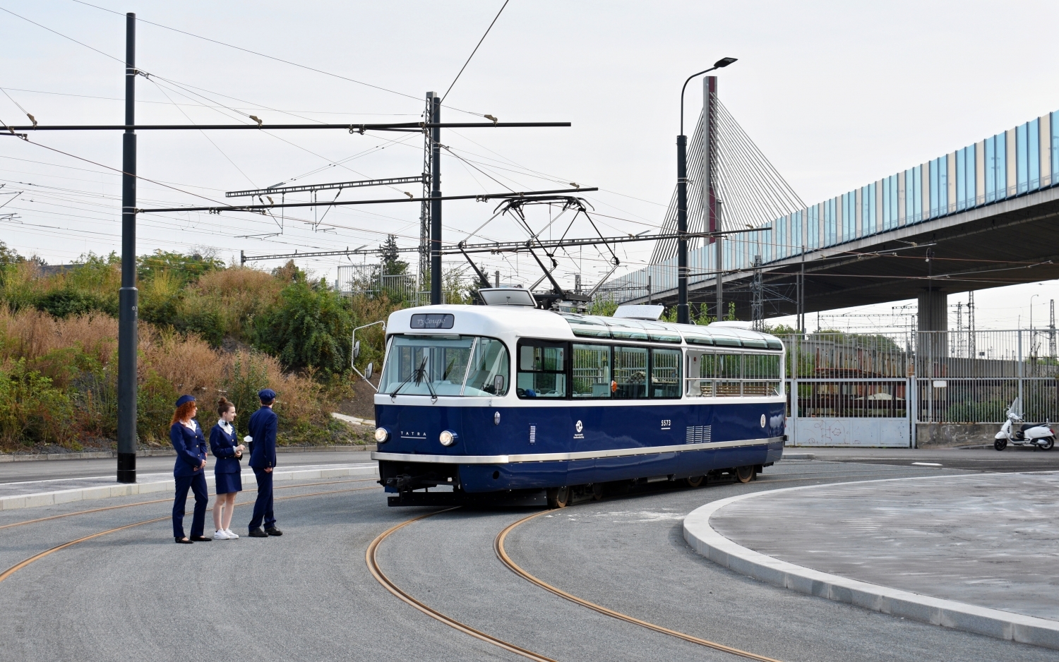Salónní tramvaj T3 Coupé ev. č. 5573 posloužila pro stylový návoz vybraných řečníků na tiskovou konferenci. (foto: Matěj Stach)