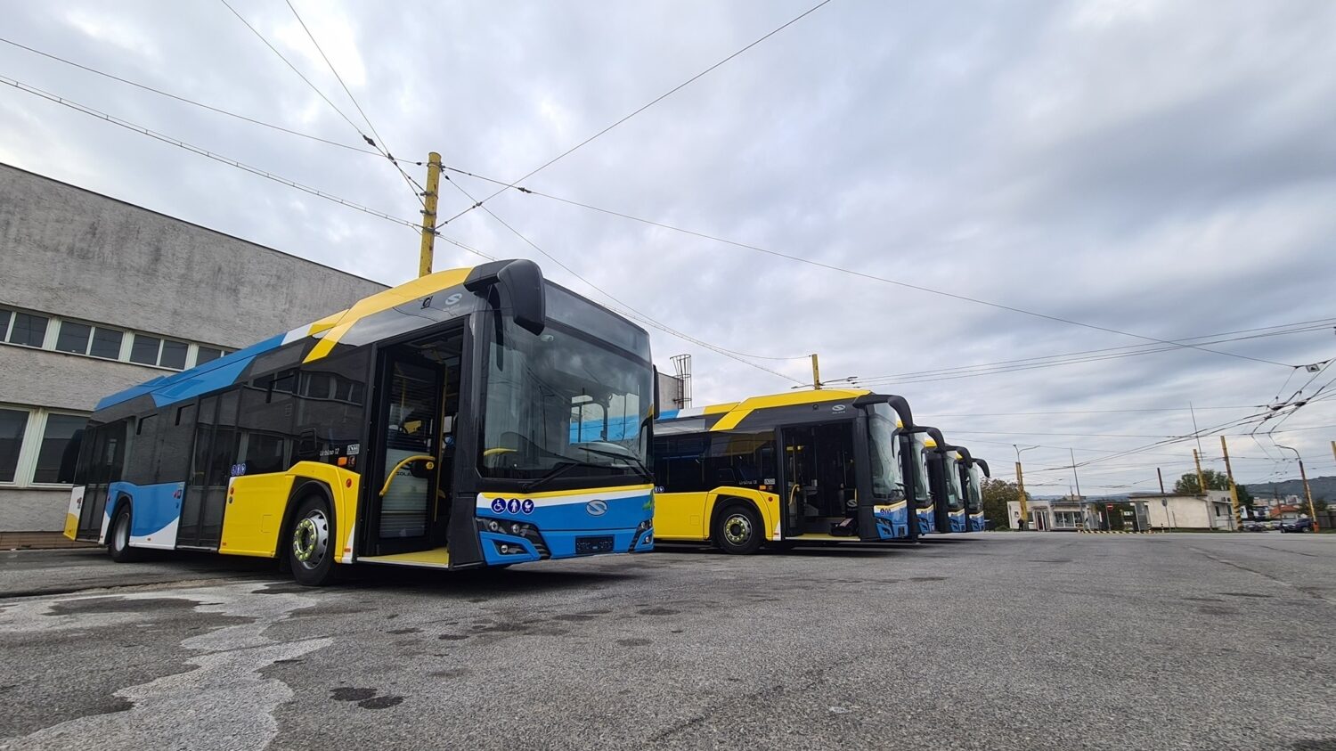 Prvních pět autobusů po dodání do trolejbusové vozovny. (foto: Mesto Košice)