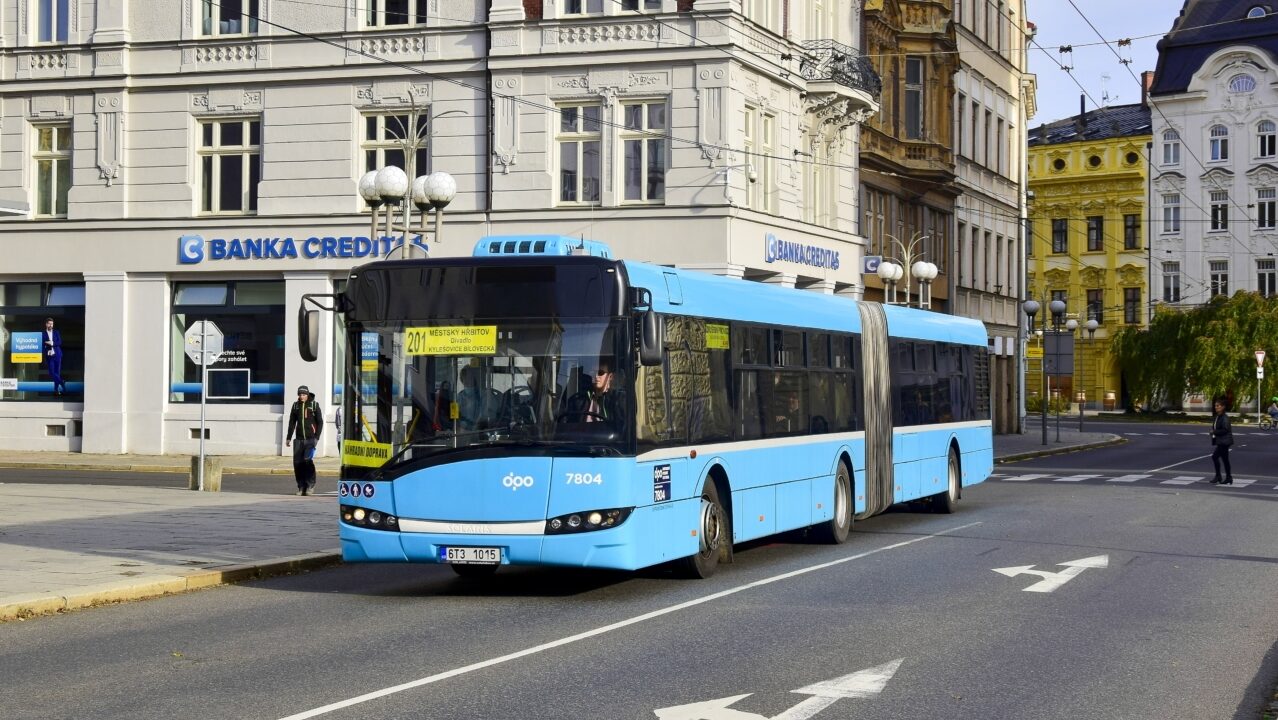 Ostravský autobus Solaris Urbino 18 na opavském Horním náměstí. (foto: Jan Bernat)
