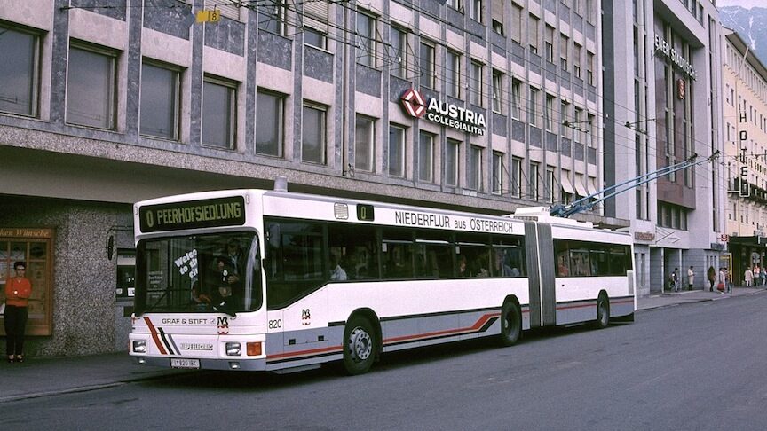 Jeden z deseti nízkopodlažních vozů Gräf & Stift NGE 152 M 18 z roku 1992 zachycený v roce 1995 před hlavním nádražím v Innsbrucku. Po vyřazení v roce 2007 byly nízkopodlažní vozy předány do ruské Vologdy. (foto: Steve Morgan; zdroj: Wikipedia.org)