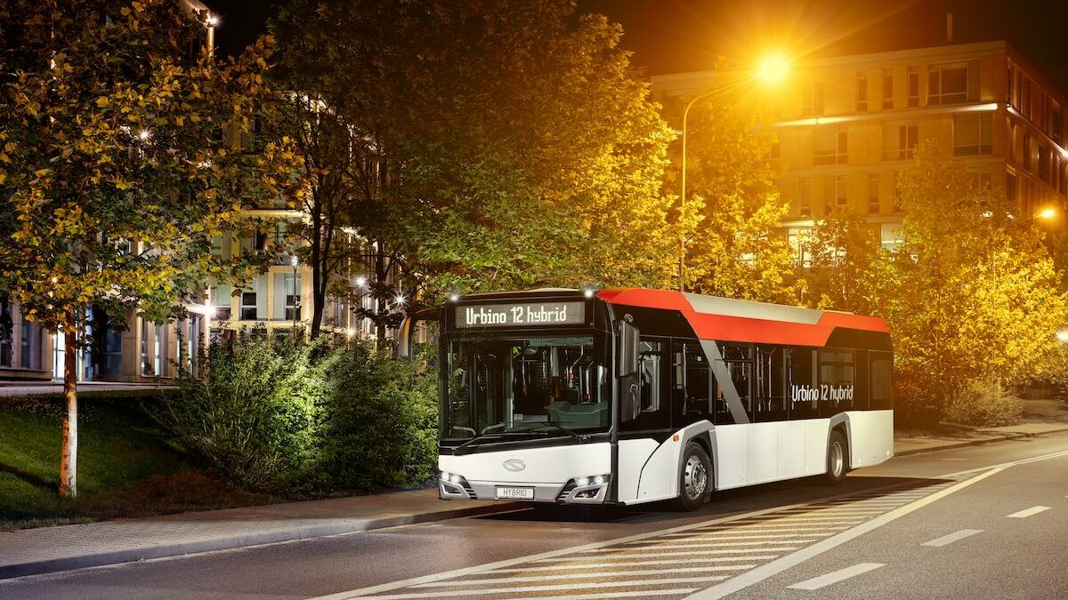Autobus Solaris Urbino 12 v hybridním provedení na propagačním snímku výrobce. (foto: Solaris Bus & Coach)
