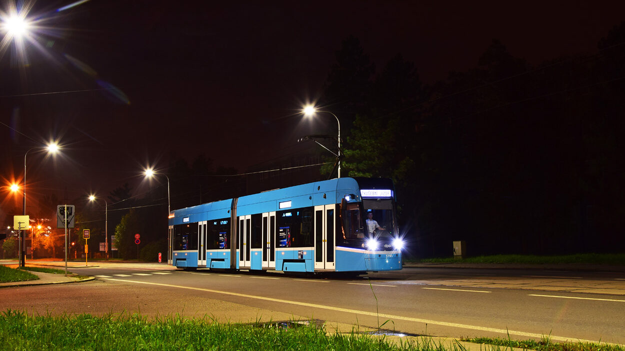 Tramvaj Škoda 39T na Vratimovské ulici během noční zkušební jízdy dne 16. 10. 2021. (foto: Bc. Petr Bystroň)