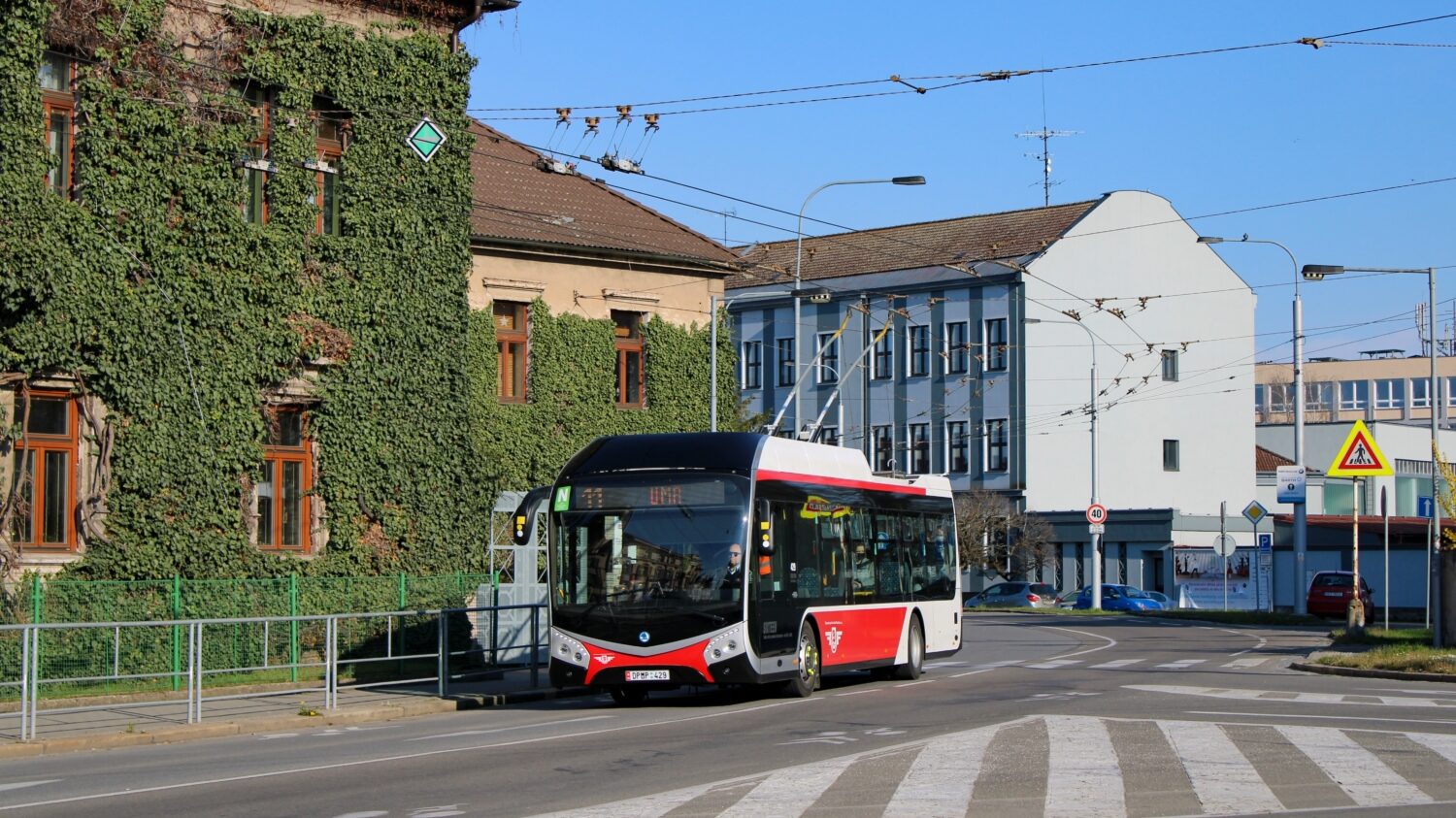 Poslední dodávku trolejbusů do Pardubic realizovala Škoda Electric v roce 2019, kdy bylo dodáno 5 vozů Škoda 32 Tr s karoserií SOR NS. (foto: Matouš Douda)