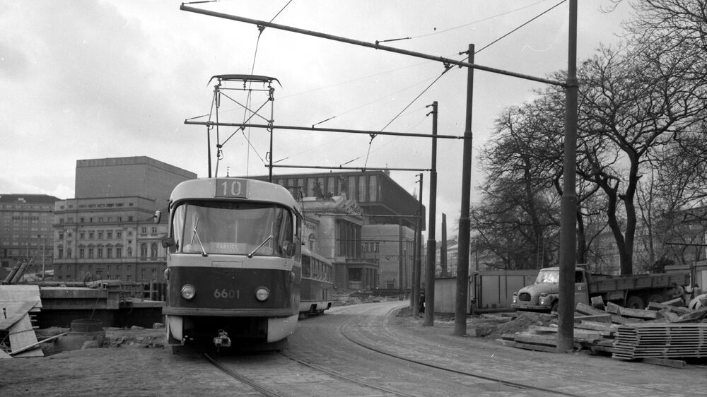 Souprava vozů T3 odbočuje v 70. letech z ulice Vítězného února (dnes Wilsonova) do „velké Opletalovy“.  (zdroj: archiv DPP)