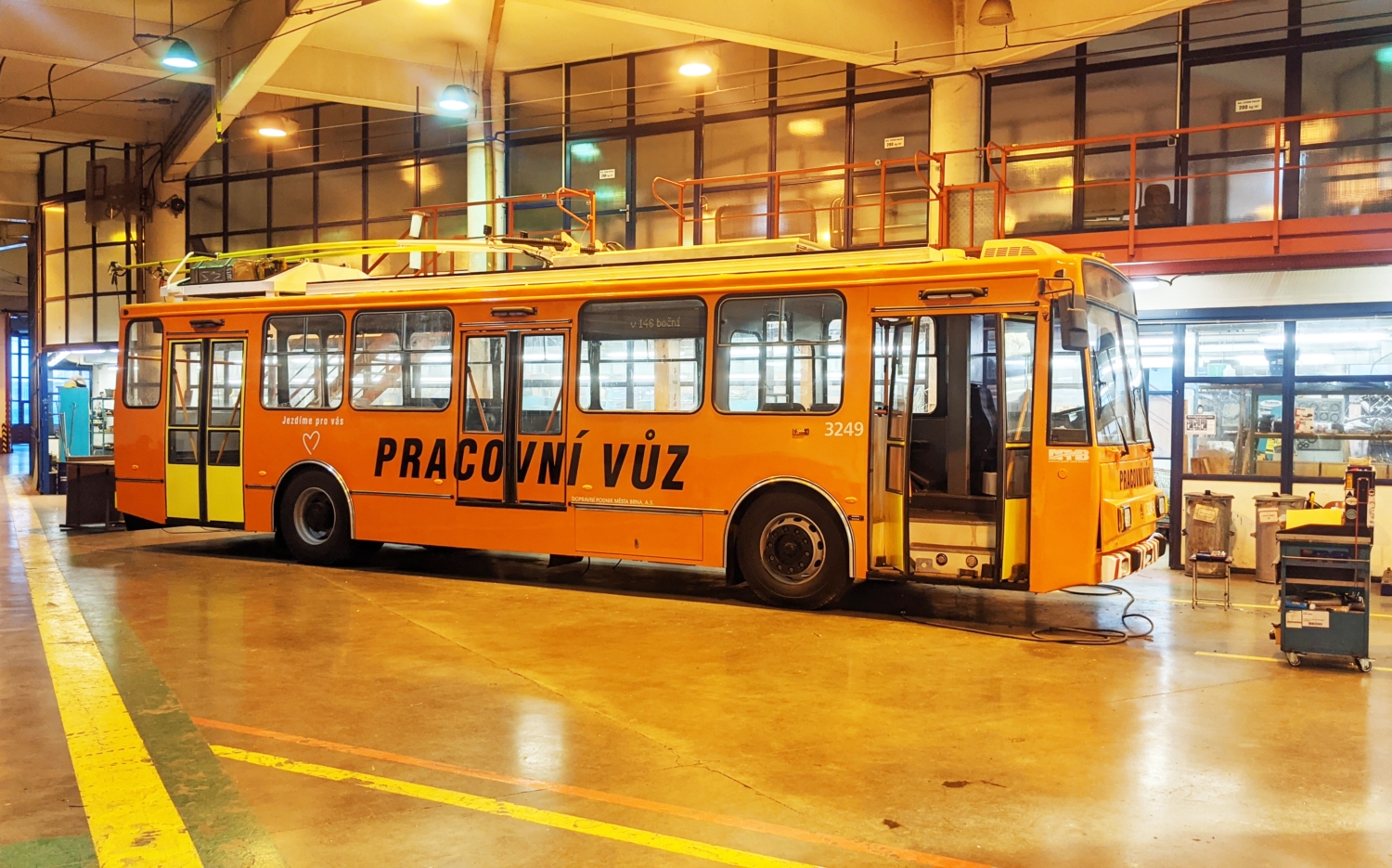 Škoda 14 TrR ev. č. 3249 se mezi letošním květnem a listopadem podrobila ve vozovně Komín přestavbě na v pořadí druhý brněnský pracovní trolejbus. (zdroj: DPMB)