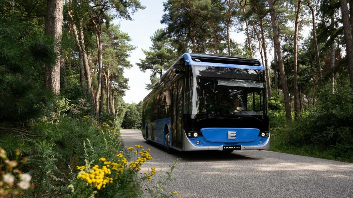 První dva vyrobené autobusy Ebusco 3.0 zamířily do Mnichova. Ten si vozy převzal slavnostně v pátek dne 17. 12. 2021. (foto: Ebusco)