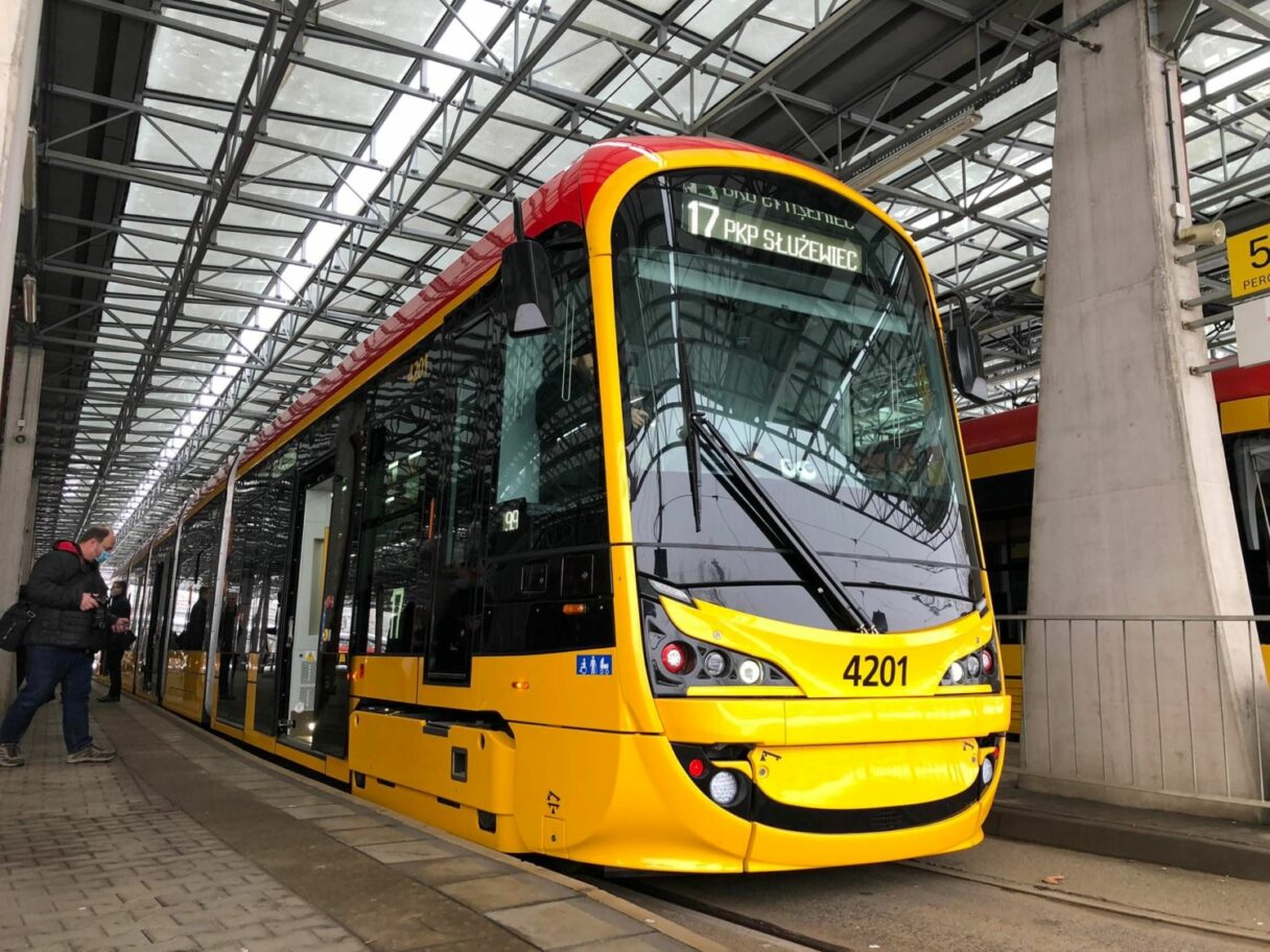 První tramvaj Hyundai ve Varšavě v provozu s cestujícími