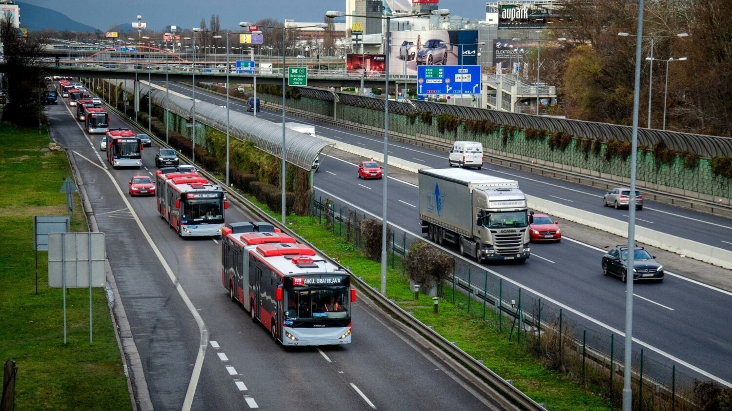 Příjezd prvních osmi autobusů Otokar Kent C v článkovém provedení do Bratislavy. (foto: DPB) 
