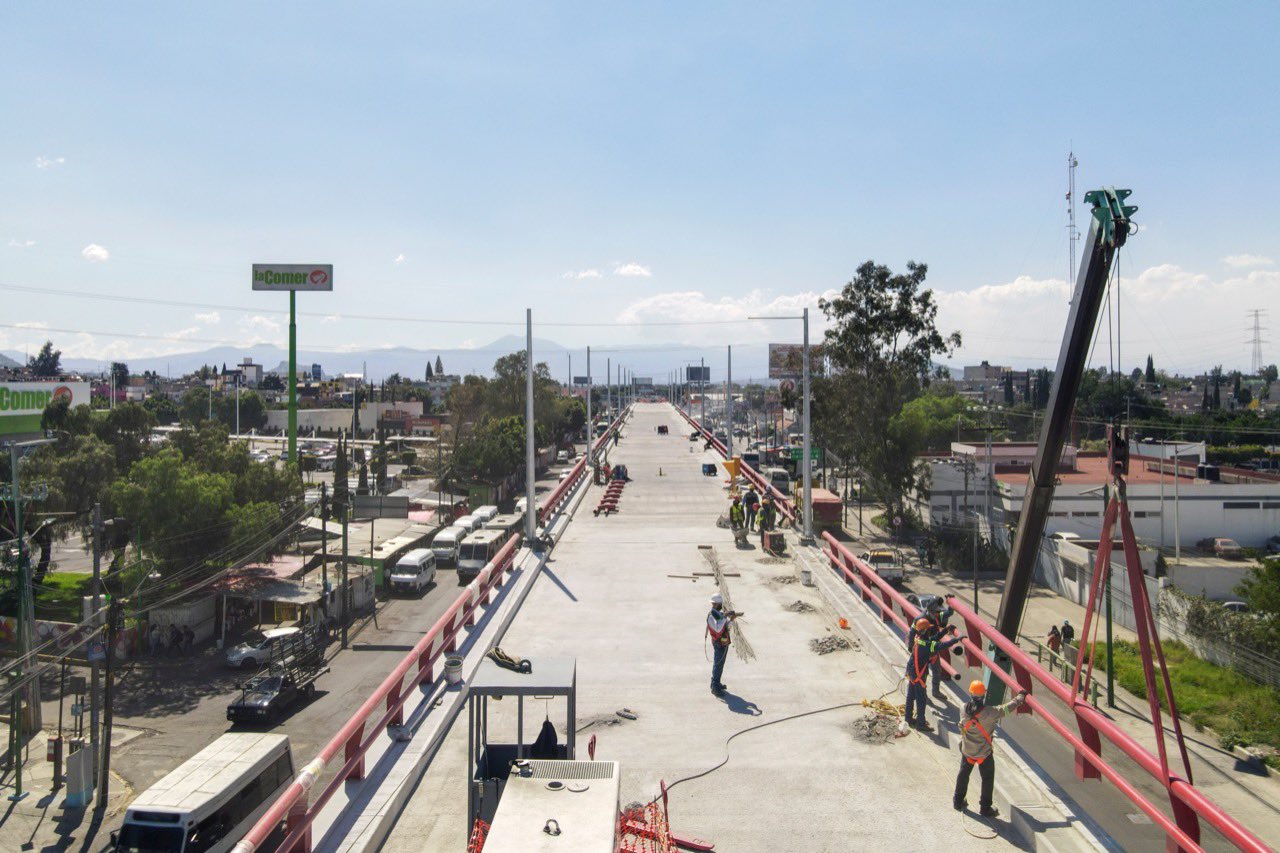 Na novém nadzemním koridoru už rostou sloupy. Snímek je z druhé poloviny listopadu 2021. (foto: Gobierno de la CDMX)