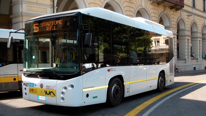 V Novaře dnes mj. jezdí autobusy na CNG. Jeden z nich vidíme i na archivním snímku. (foto: SUN S.p.A.)