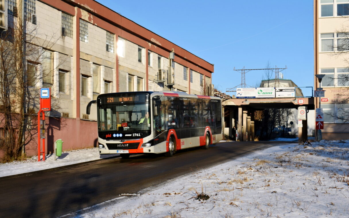 Lednová nadílka plná svisle pruhovaných autobusů MAN