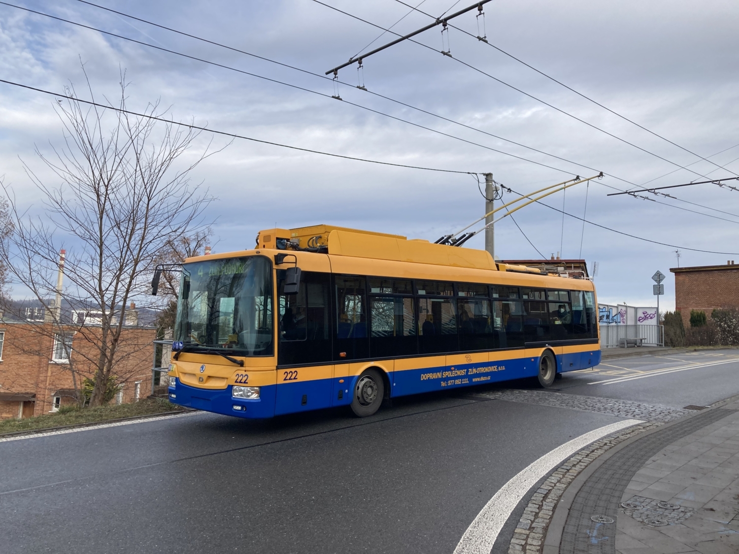 Parciální trolejbus DSZO ev. č. 222 dne 2. 1. 2022 krátce po poledni „na obhlídce“ baťovských domků. (foto: Vít Hinčica)