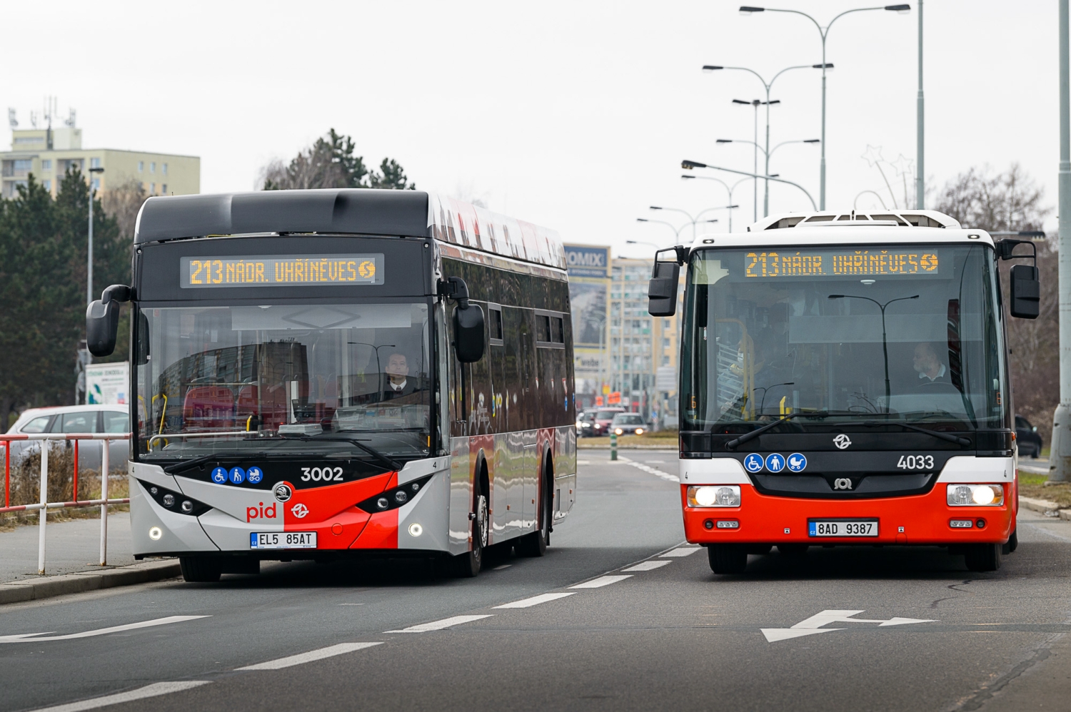 Míjení typického pražského autobusu SOR NB 12 s jedním z nových elektrobusů. (foto: Petr Hejna, DPP)