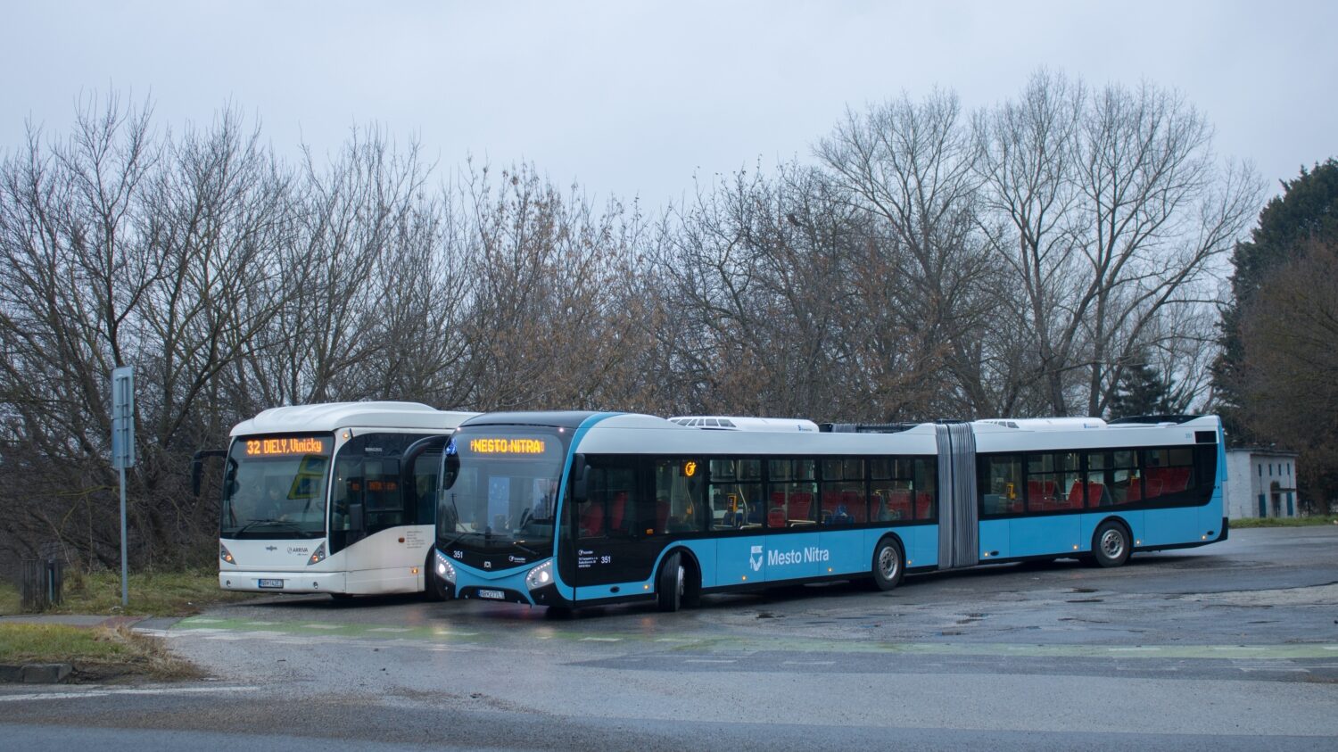 Střídání generací. Během zkušební jízdy byl zachycen jeden z nově dodaných vozů SOR NS 18 vedle článkového autobusu Van Hool AG 330. (foto: Michal Křivánek)