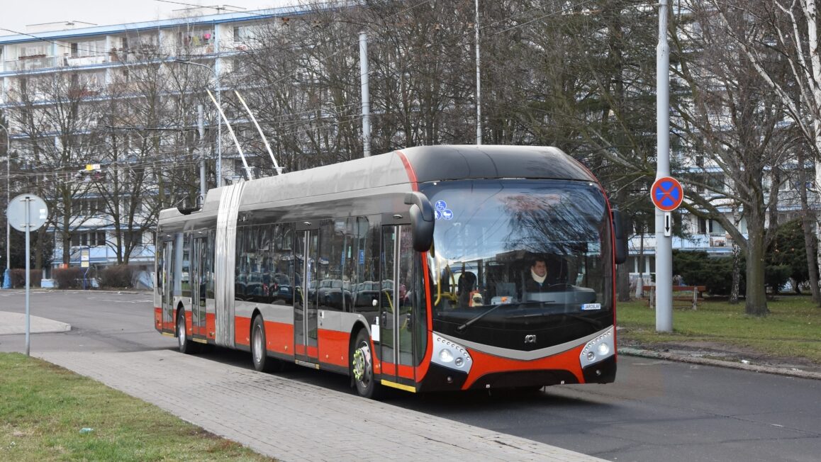 Trolejbus SOR TNS 18 na fotomontáži jediného dosud vyrobeného trolejbusu s karoserií řady NS, jenž slouží v Teplicích. (úprava: Jiří Mejstřík) 