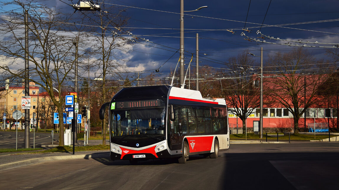 Trolejbus Škoda 32 Tr v Pardubicích. (foto: Bc. Petr Bystroň)