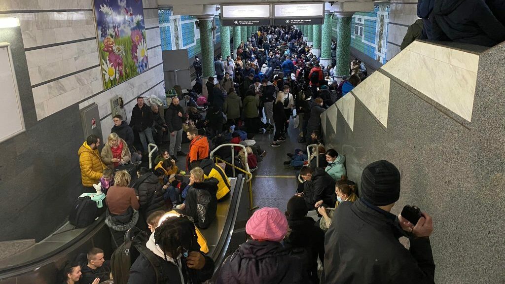 Lidé se tísní v chakovském metru. (zdroj: https://atn.ua)