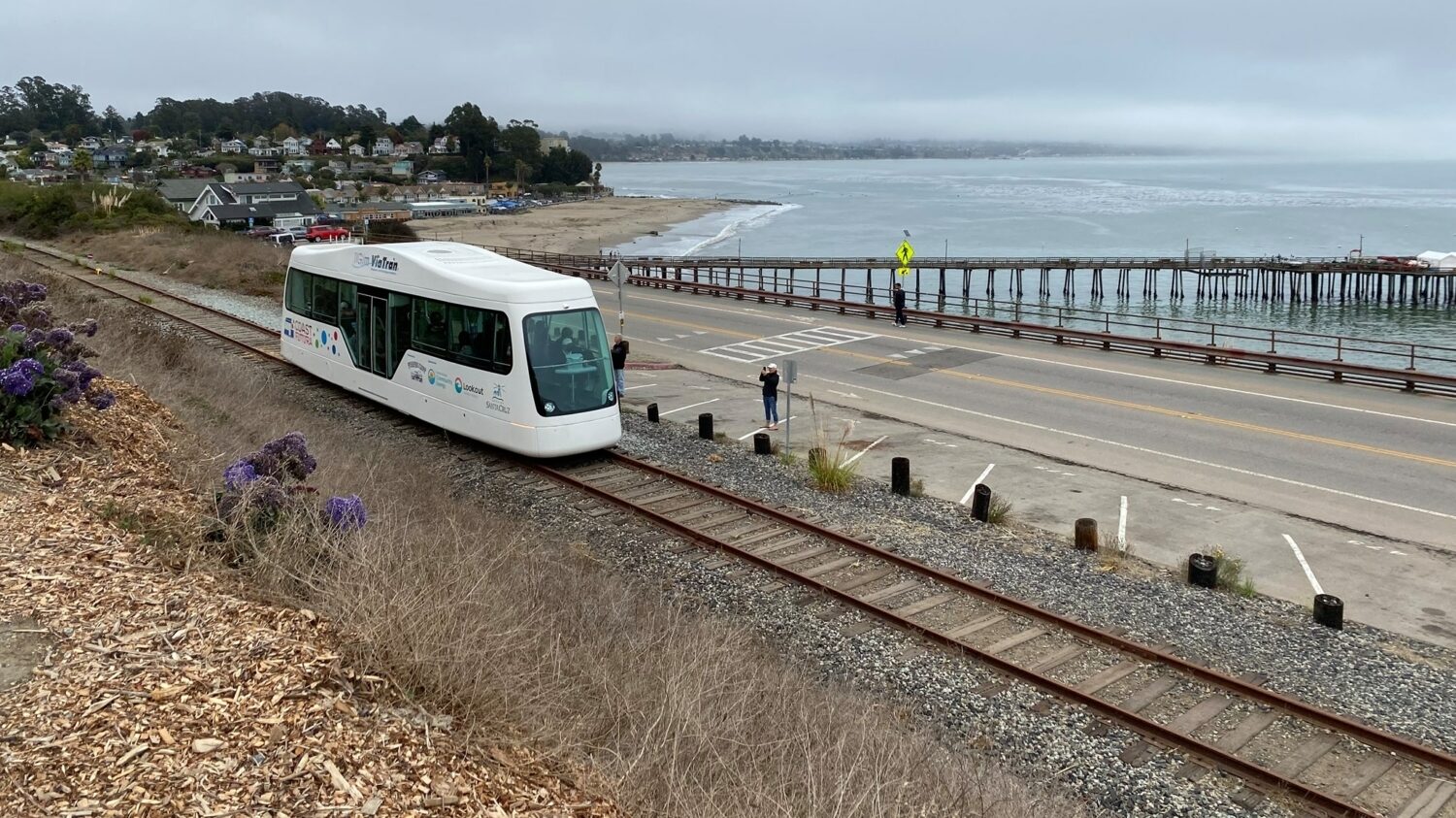 Tramvaj s bateriovým pohonem od výrobce TIG/m na bývalé železniční trati v Santa Cruz. (foto: Coast Futura)