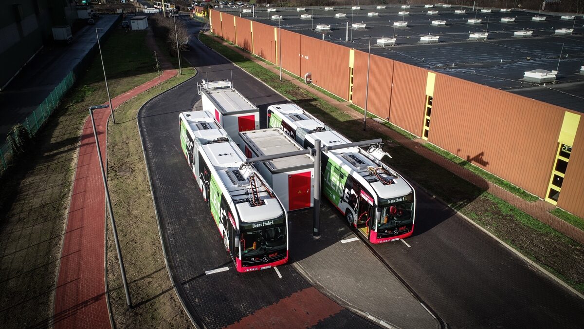 Mercedes dodal do Duisburgu celkem sedm článkových elektrobusů. (foto: DVG)
