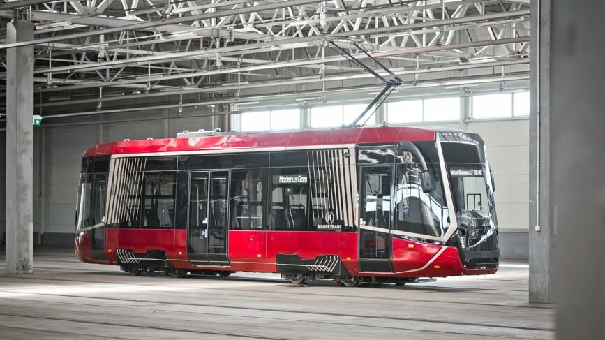 Prototyp 100% nízkopodlažní tramvaje Gamma ve výrobním závodě. (foto: Modertrans)