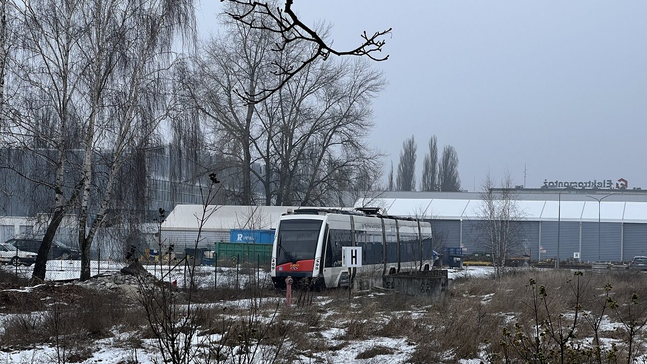 Odstavený prototyp tramvaje Solaris Tramino pod širým nebem. (foto: Jakub Rösler)