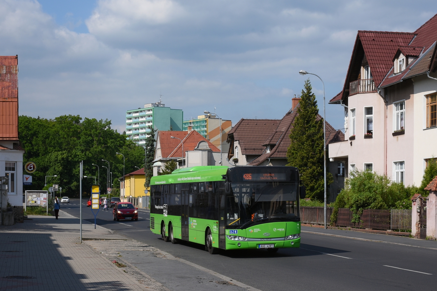 Píše se 21. květen 2017 a ze zastávky Osek, Národní dům právě odjíždí Solaris Urbino 15 III LE ev. č. 721, který slouží v Pražské integrované dopravě od ledna letošního roku pod ev. č. 9840. (foto: Petr Nevyhoštěný)