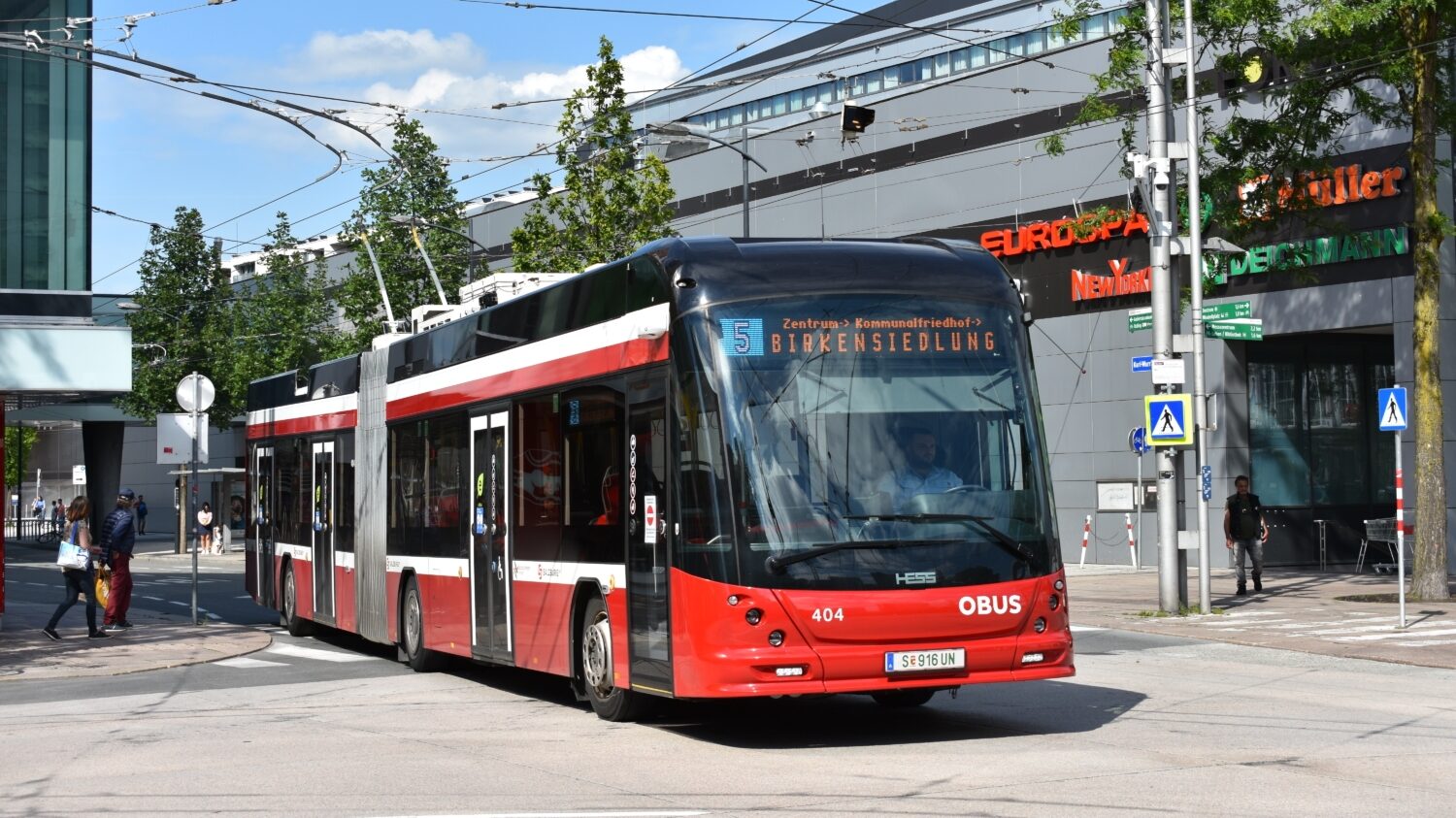 Trolejbus HESS lighTram® 19 DC z v rakouském Salzburgu v létě roku 2020. (foto: Libor Hinčica)