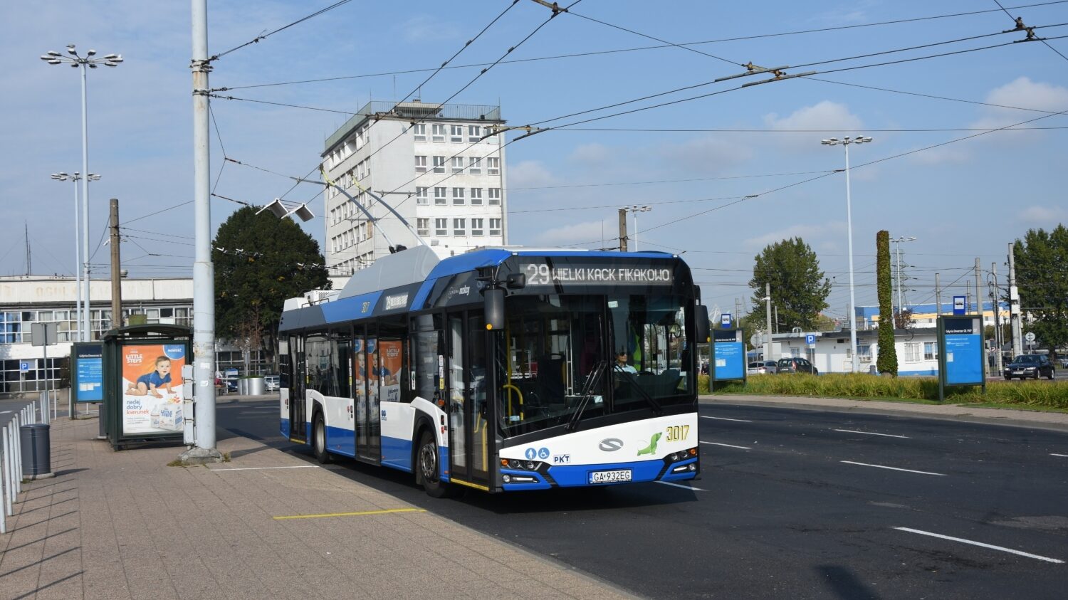 Tradičním dodavatelem trolejbusů do Gdyně je polský Solaris, který vedle klasických trolejbusů dodal do města i tzv. „supertrolejbusy“. Nyní však opět poptává běžné parciální trolejbusy. (foto: Libor Hinčica)