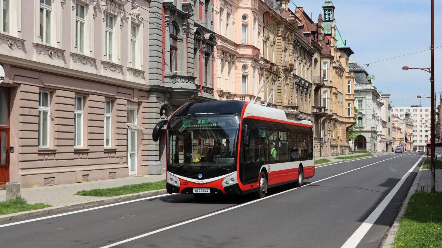 Poslední soutěže na dodávku nových trolejbusů ovládla Škoda Electric s modelem 32 Tr. Celkem je v Opavě již 15 těchto trolejbusů, z nichž deset je řešeno jako parciální. Na snímku projíždí poslední dodaný parciální trolejbus ev. č. 323 z roku 2018 Olomouckou ulicí. (foto: Bc. Vojtěch Jandásek)