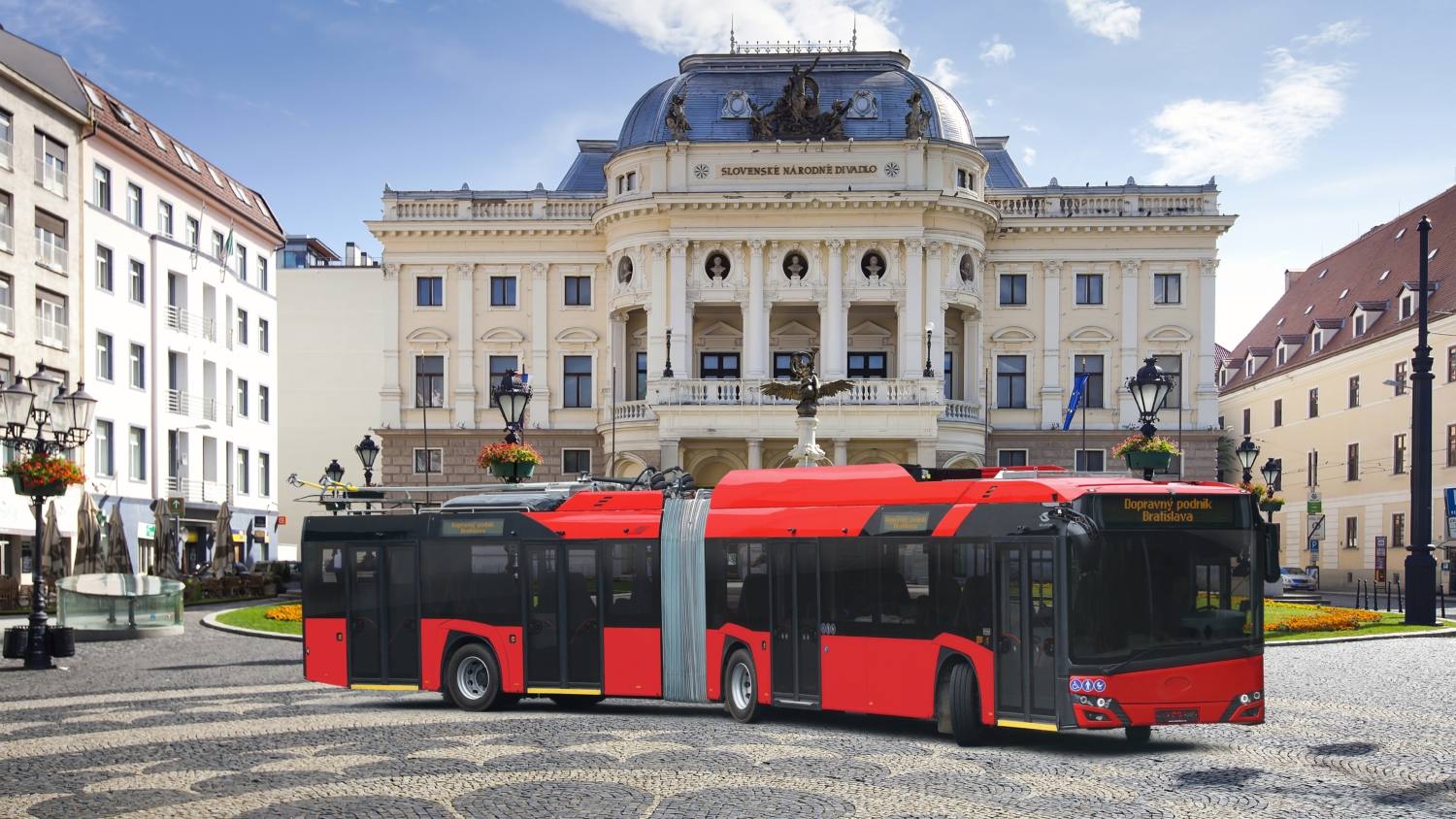 Červený trolejbus Škoda 27 Tr ilustračně umístěný před novorenesanční Slovenské národné divadlo. (zdroj: Škoda Transportation)