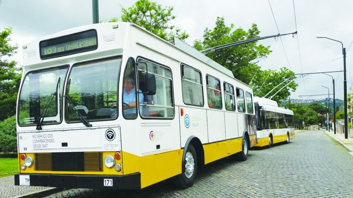 Demontáž trolejbusového vedení v Coimbře