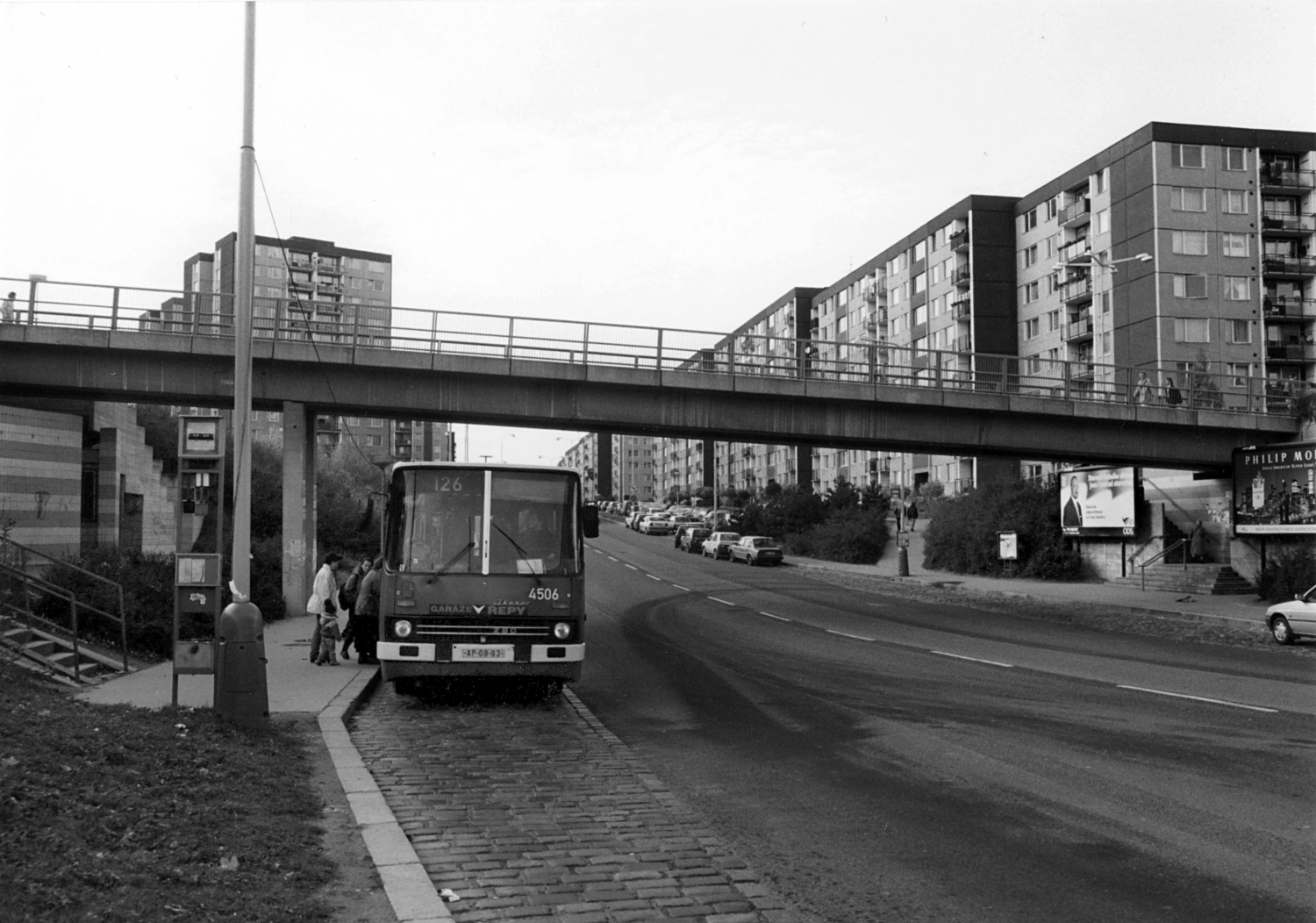V zastávce Chaplinovo náměstí byl v roce 1998 zachycen autobus Ikarus 280 ev. č. 4506. V té době se o tramvajích na Barrandov stále jen mluvilo, ačkoli větší část současného sídliště již existovala. (foto: Archiv DPP)